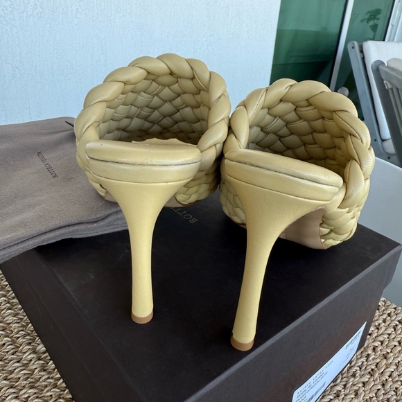 Luxury tapioca color heels Bottega Veneta. - Picture 3 of 6